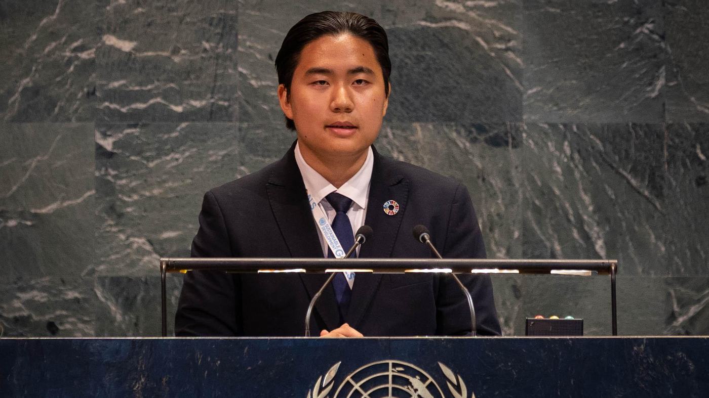 Jaewon Choi at the podium of the UN General Assembly Hall